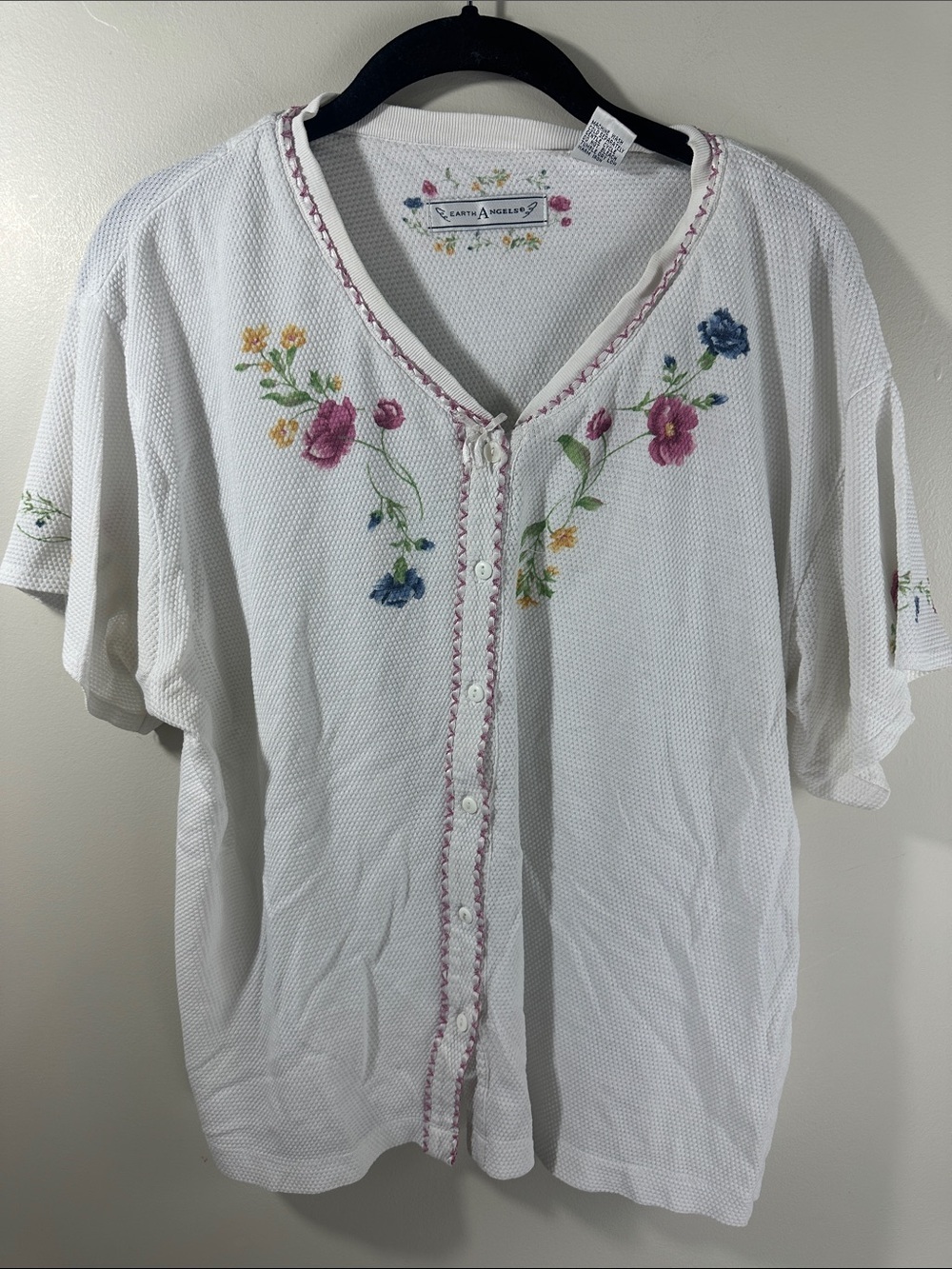 Vintage Earth Angels White Floral Print Button Front Tee Woman’s size Medium